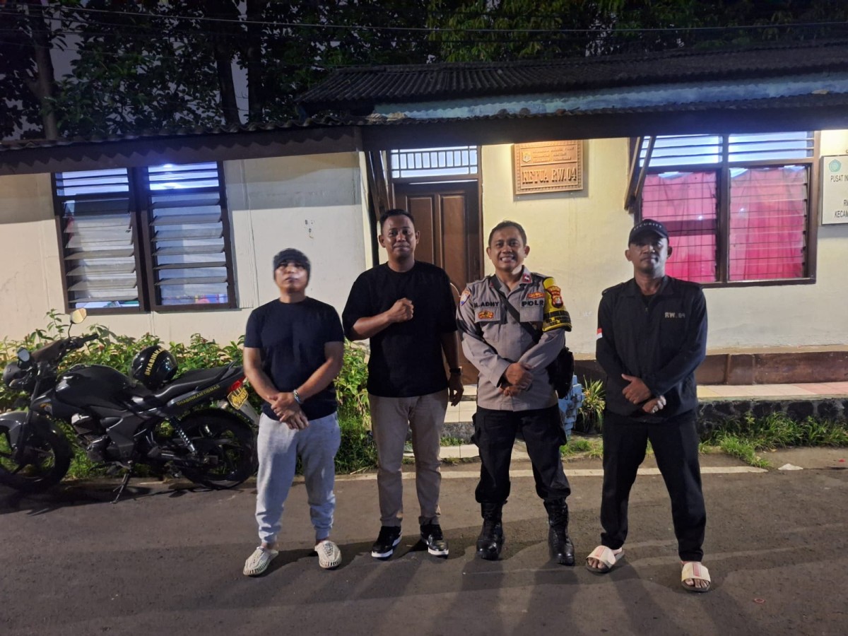 Polsek Metro Menteng Melaksanakan Patroli Dialogis Dengan Menyambangi Pos Satkamling